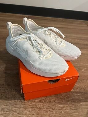 Women’s Nike White Lightweight Mesh Casual Sneakers